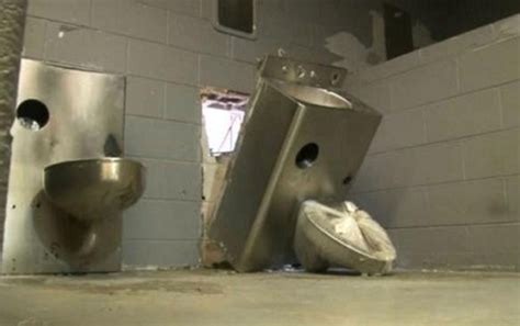 现实版《肖申克救赎》：美国囚犯拆马桶穿墙越狱_凤凰资讯
