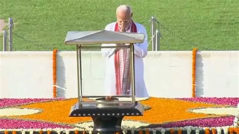 Prime Minister pays tribute at Mahatma Gandhi memorial
