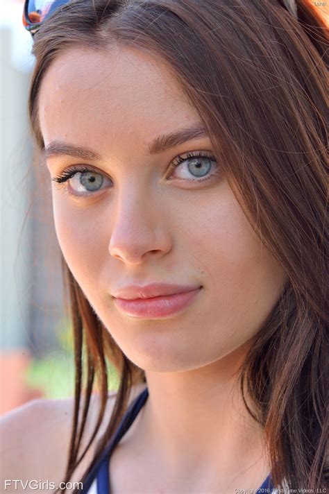 Lana Rhoades nos muestra la forma más sensual de tomar jugo