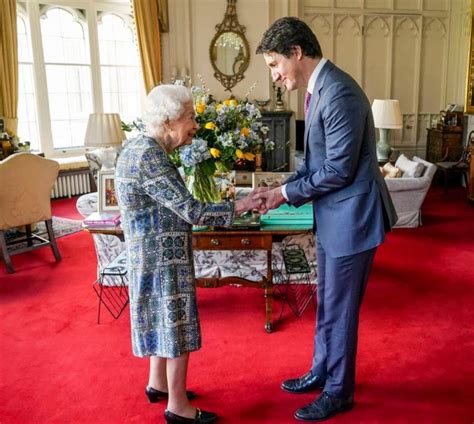 英女王确诊新冠后首次“复工”，与特鲁多面对面会晤_95岁英女王确诊后首次复工_伊丽莎白_加拿大