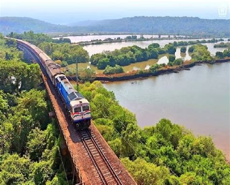 Indian Railways: 'টিকিট, প্লিজ...?' ট্রেনের 2AC কোচে বসে থাকা মহিলার ...