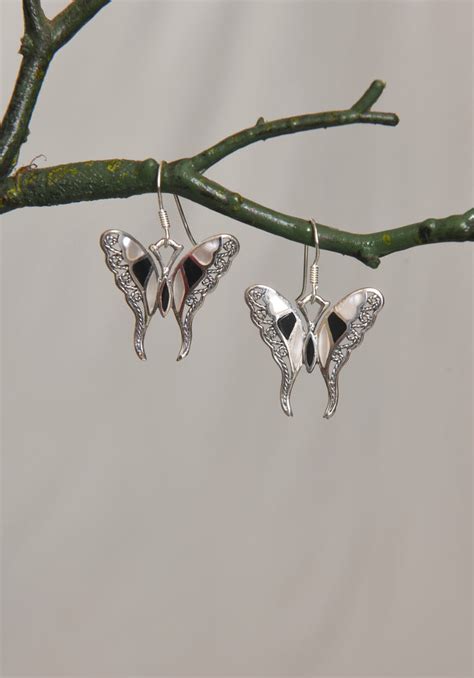 Silver Flirty Butterflies(Black and White) – Totapari