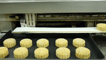 【走进工厂】全自动月饼生产线，你口中的月饼也许是这么来的_进行