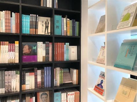 读书人必报到🔖首家24小时营业的中文书店🌙中国卓尔书店，就在乌节路📌2月8日开业📖 - 🇸🇬新加坡省钱皇后-皇后情报局