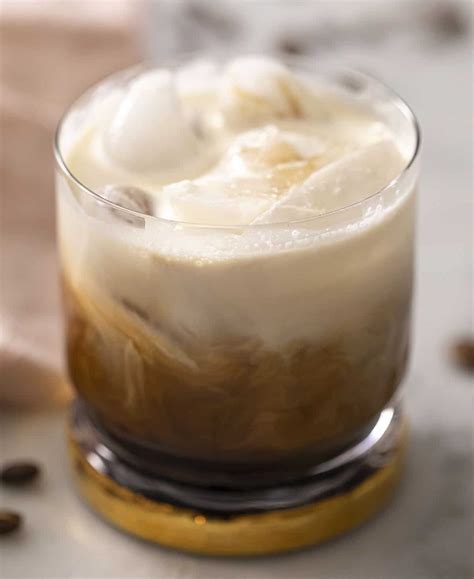 How to make a classic White Russian cocktail. Made with vodka, Kahlua ...