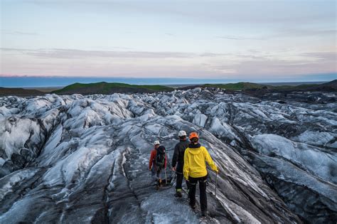 https://gti.images.tshiftcdn.com/403566/x/0/people-hiking-on-vatnaj%C3%B6kull-glacier-south-iceland?ar=1.91%3A1&fit=crop&w=1200