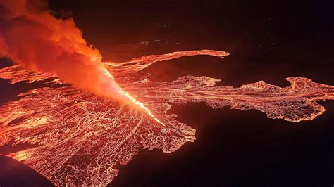 Holidaymaker captures aerial footage of Icelandic volcano erupting ...