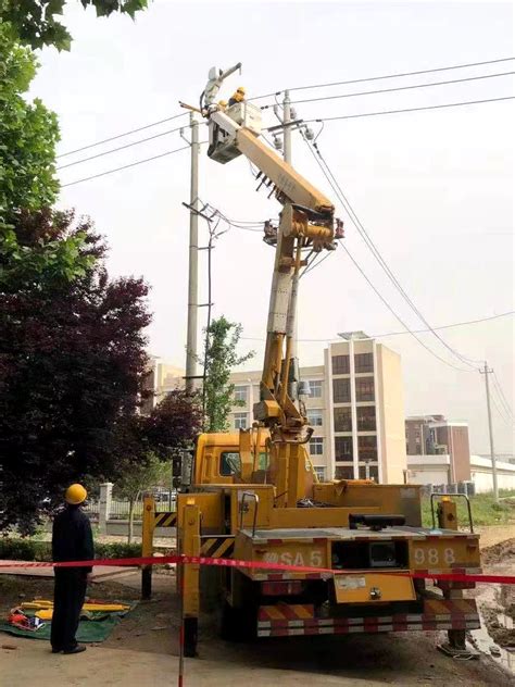 罗山县供电公司：带电作业除隐患 优化环境保供电