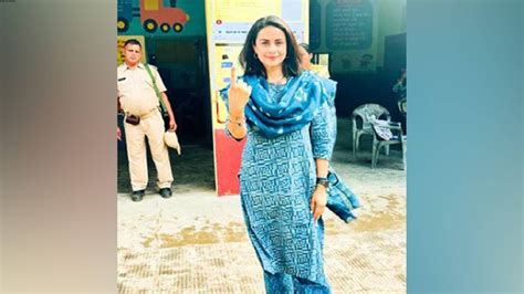 Lok Sabha Elections: Gul Panag flaunts her inked finger as she casts ...