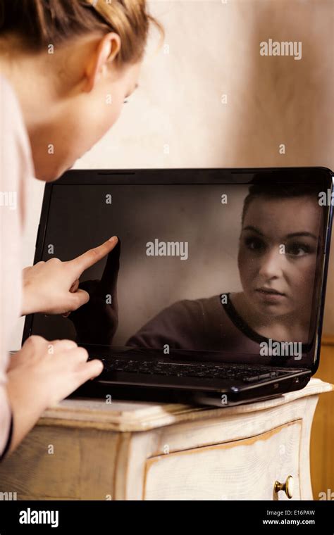 Woman Using Computer 的图像结果