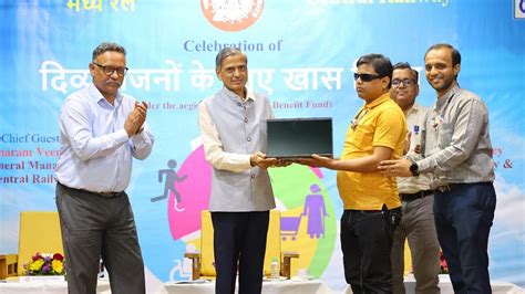 Central Railway GM Dharam Veer Meena Felicitates 11 Divyangjan ...