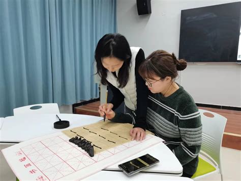文学院举行外国留学生中国文化沉浸式体验活动之一： 学些毛笔字
