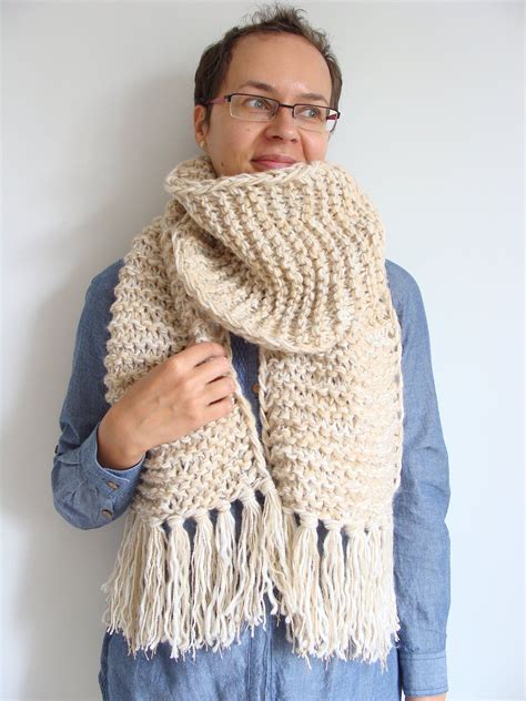 Pin by Jasmin Slade on Scarf style | Scarf styles, Ways to wear a scarf ...