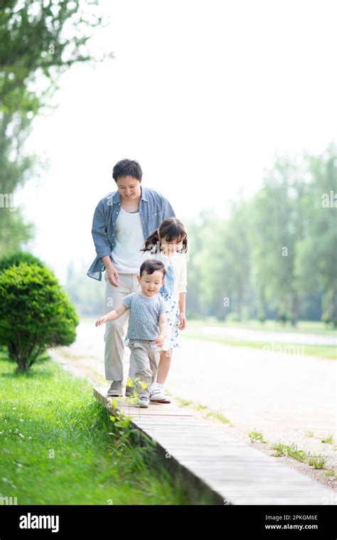 Parents and Kids Playing 的图像结果