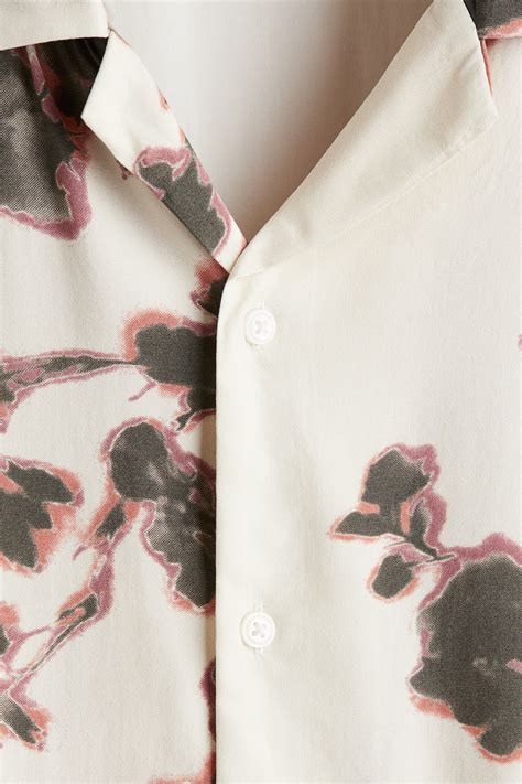 Men’s Light beige/Floral Regular Fit Patterned resort shirt | H&M IN
