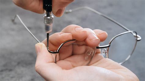 How To Adjust Glasses For The Best Fit | Yesglasses
