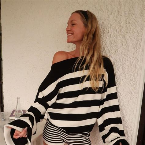 Vuelven las camisetas con hombros al descubierto | Mujer Hoy