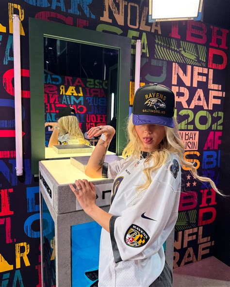 Tineke Younger (@tiniyounger) • Instagram photos and videos