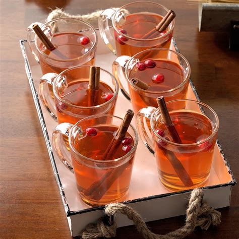 25 Thanksgiving Drinks & Cocktails to Serve This Holiday