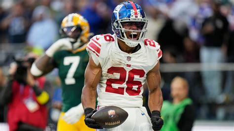 Simulcam: Jeremiyah Love pulls away from Saquon Barkley in 40-yard dash Vector Art