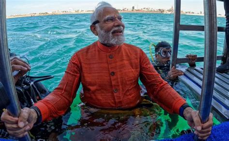 PM मोदी ने द्वारका में लगाई आस्था की डुबकी, भगवान कृष्ण को अर्पण किया ...