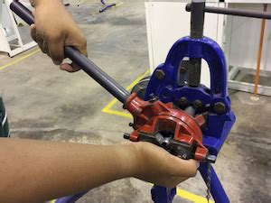 Using a Threader to Cut Left Hand Threads On Pipe 的图像结果