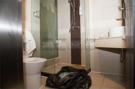 长沙一酒店浴室玻璃门爆炸引纠纷 伤者将诉诸法律_新浪新闻