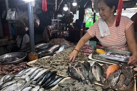 Doctored Image Of Philippine VP Leni Robredo In Seafood Market Shared ...