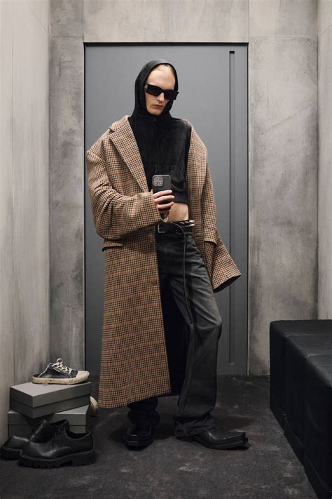 Fitting Rooms: Balenciaga Fall 2023 Ad Campaign - Fashion Campaigns ...