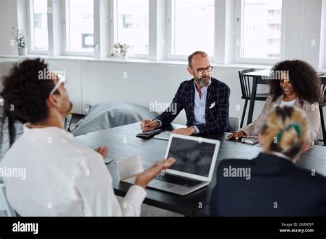 Business People Talking 的图像结果