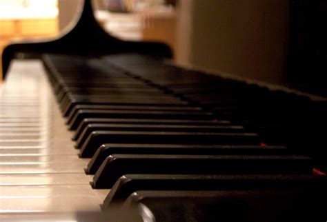 File:Piano Keys warm.jpg - Wikimedia Commons