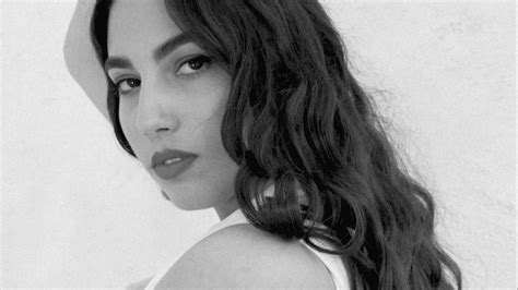 Bianca Censori posa desnuda en los Premios Grammy junto a Kanye West y ...