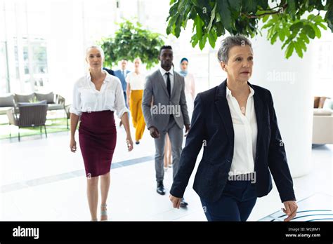 Business People Walking a Straight Line 的图像结果