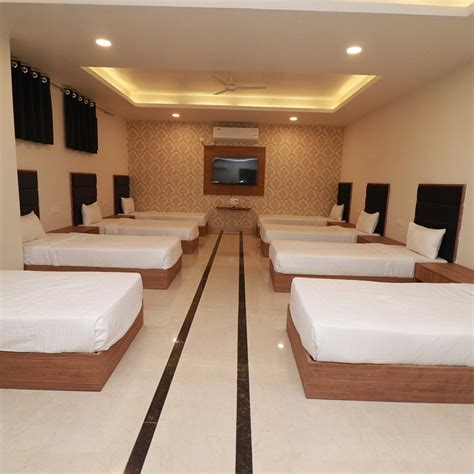 7 VACHAN LAWNS AND BANQUET (Tewar) - B&B Reviews, Photos, Rate ...