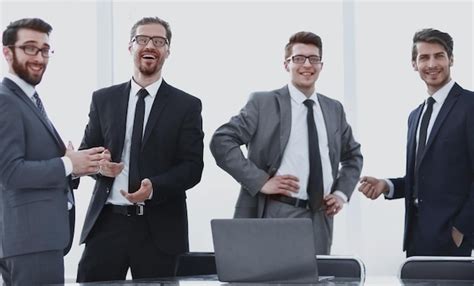 People Standing in an Office HD 的图像结果