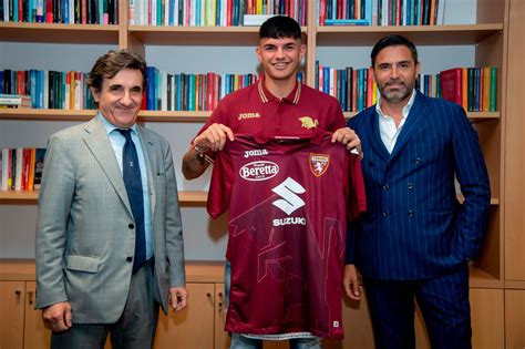 Torino, ecco Bellanova: firma sul contratto e foto con Cairo