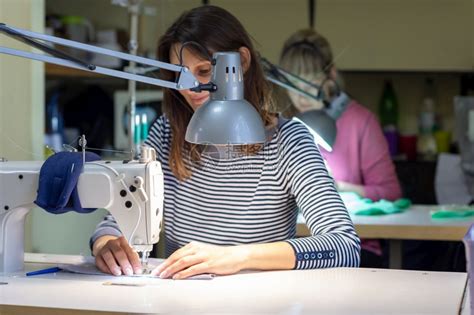 缝纫工厂的工作人员在工作高清图片下载-正版图片307055909-摄图网