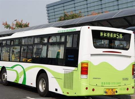 快看！上海街头的“显眼包”居然是这些公交车……——上海热线HOT频道