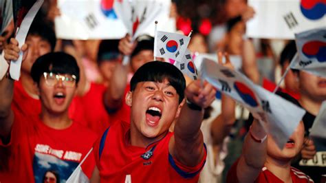 韩国人输不起！裁判判韩国队输，韩国教练率数十人将其殴打重伤！_凤凰网视频_凤凰网