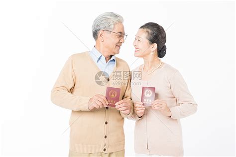 恩爱的老年夫妻手拿结婚证高清图片下载-正版图片501049353-摄图网