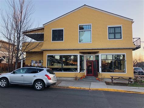 Jackson’s Corner - Bend, OR | Review & What to Eat