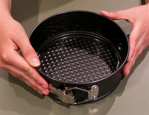 How to Open a Springform Pan 的图像结果