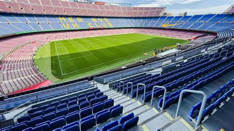 Mengapa kursi stadion sepak bola berwarna cerah?