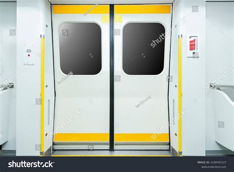 Local Train Closed-Door 的图像结果