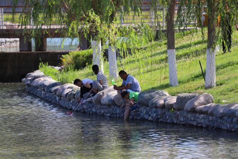 两个女孩蹲在河边玩水高清图片下载-正版图片306855872-摄图网