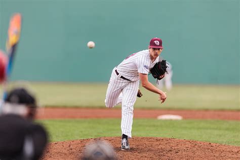 Maroon Baseball sweeps Hampden-Sydney to remain in first place ...