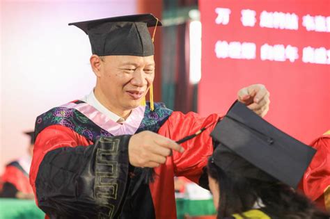 我校举行2019届毕业生学士学位授予仪式（图文）-桂林学院（原广西师范大学漓江学院）官方网站