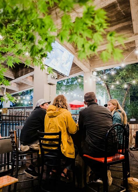 Outdoor Dining | Creekside Pizza Bistro | Pizza Place in Ashland, OR