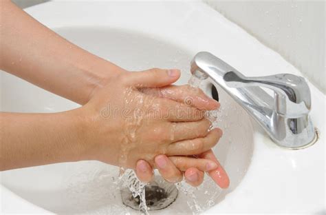 在流动的自来水下的洗涤的手 库存图片. 图片 包括有 在流动的自来水下的洗涤的手 - 36632209
