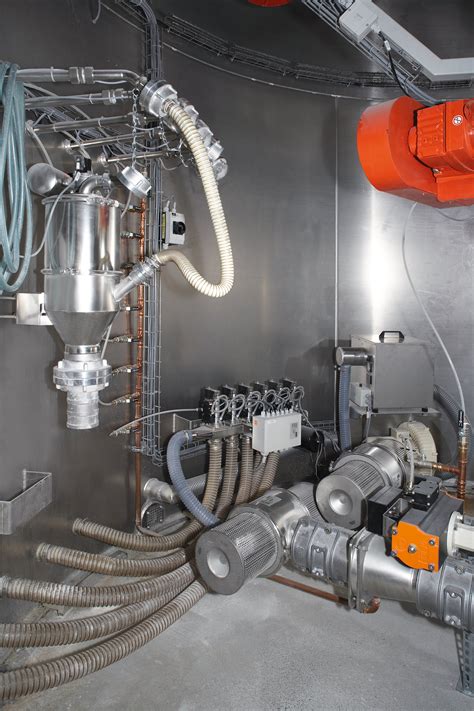 Silo and discharge systems for storing and discharge of bulk goods